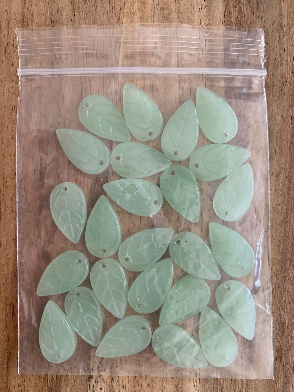 Perle (finte): Glasperlen mint Blätterform, 25 Stück – Nuovo e nell'imballaggio originale da Geneve venduto da vane267 1