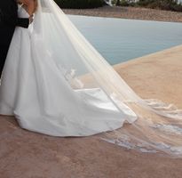 Bridal veil - cathedral style with lace detail
