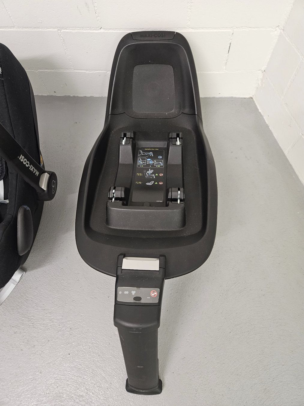 Maxi-Cosi Seggiolini per auto: Maxi-Cosi Babyschale Rock mit Isofix-Basis – Usato da Meilen venduto da Mikrama 5