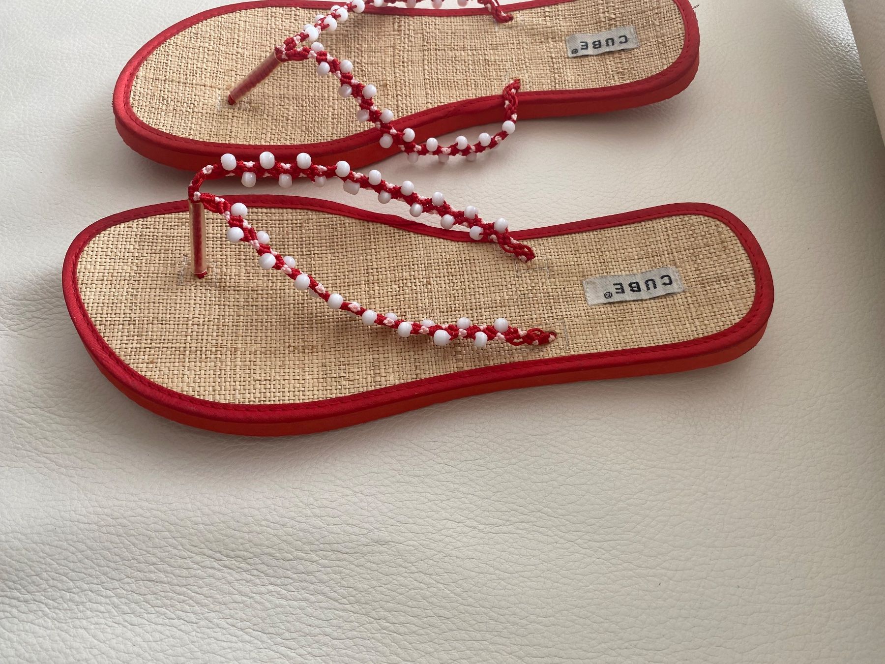 Cube Damenschuhe: SUMMERTIME - stilvolle/leichte Flip-Flops mit Perlen, rot,38 – Gebraucht aus Winkel von ferrari2022 1