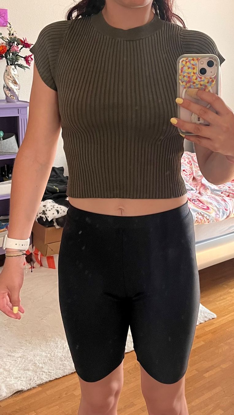 Bershka T-shirt: crop top vert kaki – Usato da Bernex venduto da claraaaa4