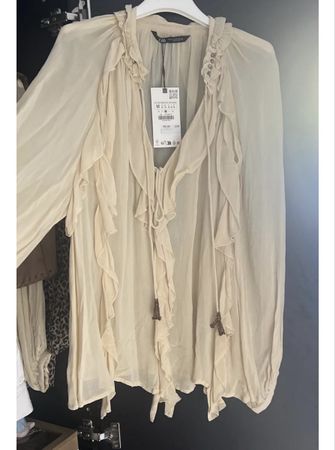Zara Bluse beige mit Rüschen Grösse M neu mit Etikett