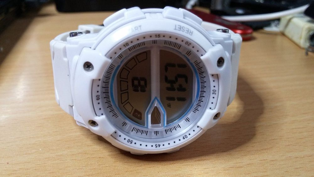 Sempre digital weiss Armbanduhr (Gebraucht) in Zürich für CHF 23 – mit ...