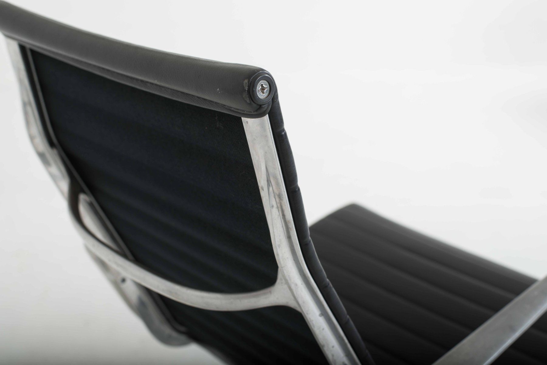 Vitra Poltrone: Vitra EA 115 Designer Sessel- Charles & Ray Eames in Leder – Usato da Zürich venduto da STUZH38 6