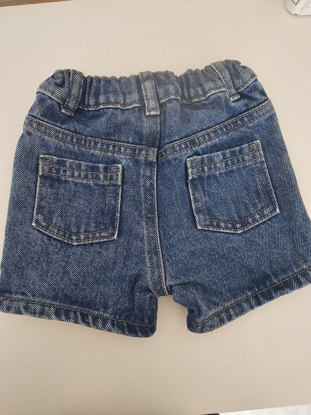 Pantalons: Shorts en jean Kiabi 9 mois  – Neuf (Voir description) à Sornetan par T.a333 1