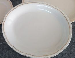 Jeu de 12 assiettes et plats + soupière 