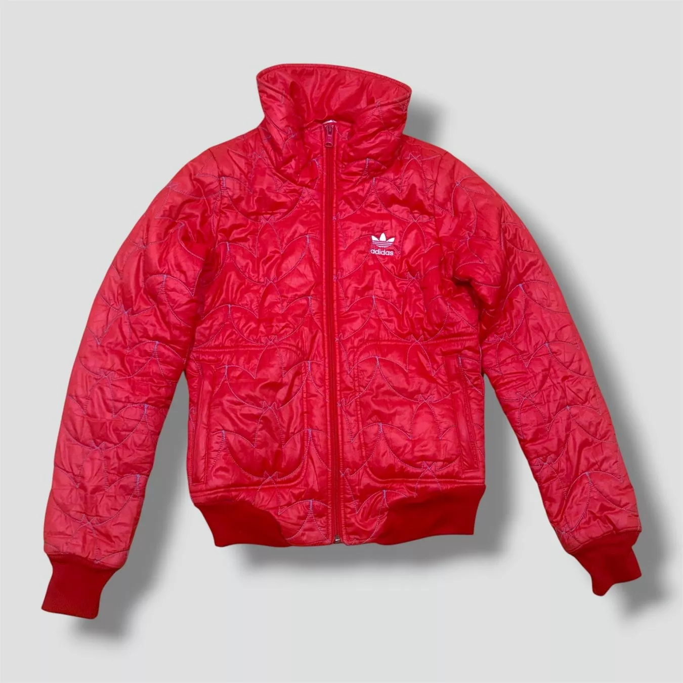 Adidas Jacken: Adidas Y2K red pattern rain jacket – Gebraucht aus St. Gallen von sourced_limited