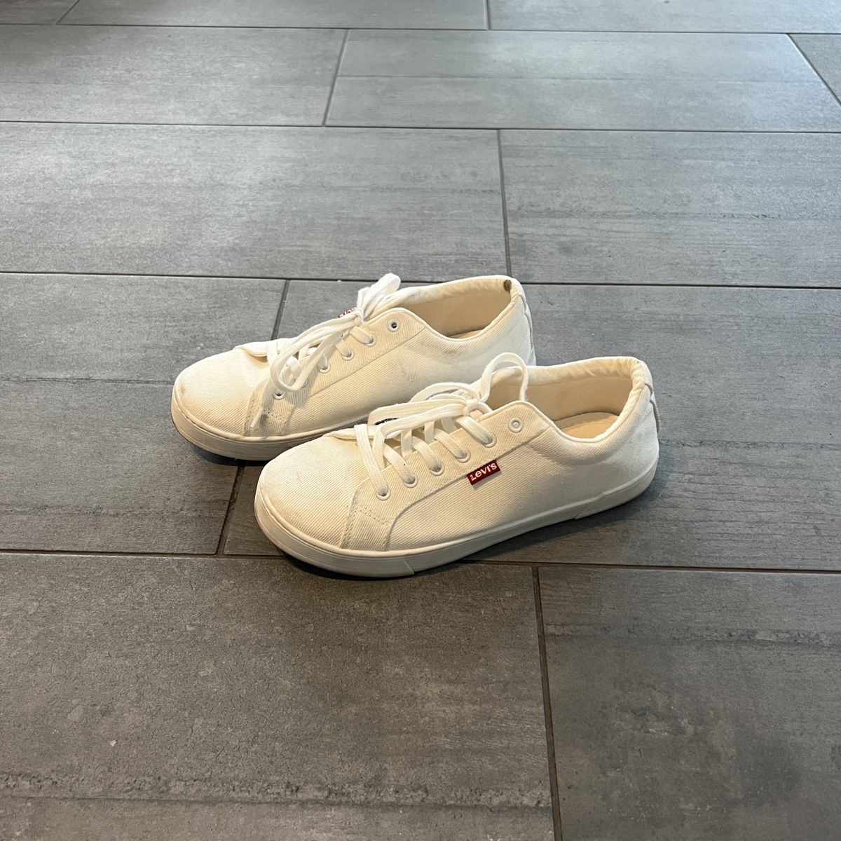 Levi's Scarpe da donna: White Levi's Sneakers - Size 40 - Lightweight Canvas! – Usato da Ostermundigen venduto da mar_6bs5 3