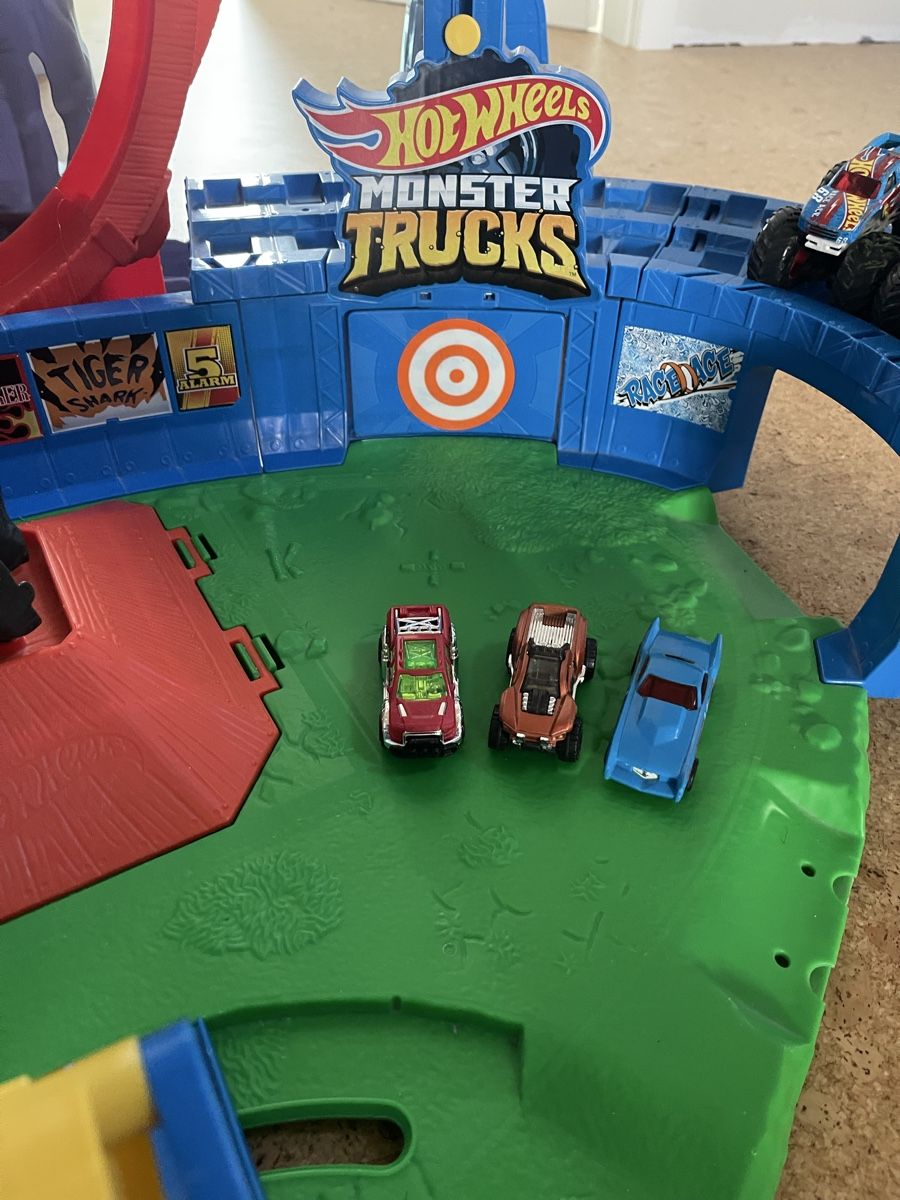 Hot Wheels Spielzeuge: Monster Trucks Vulkan Arena von hot wheels – Gebraucht aus Grüningen von Thommyr 2