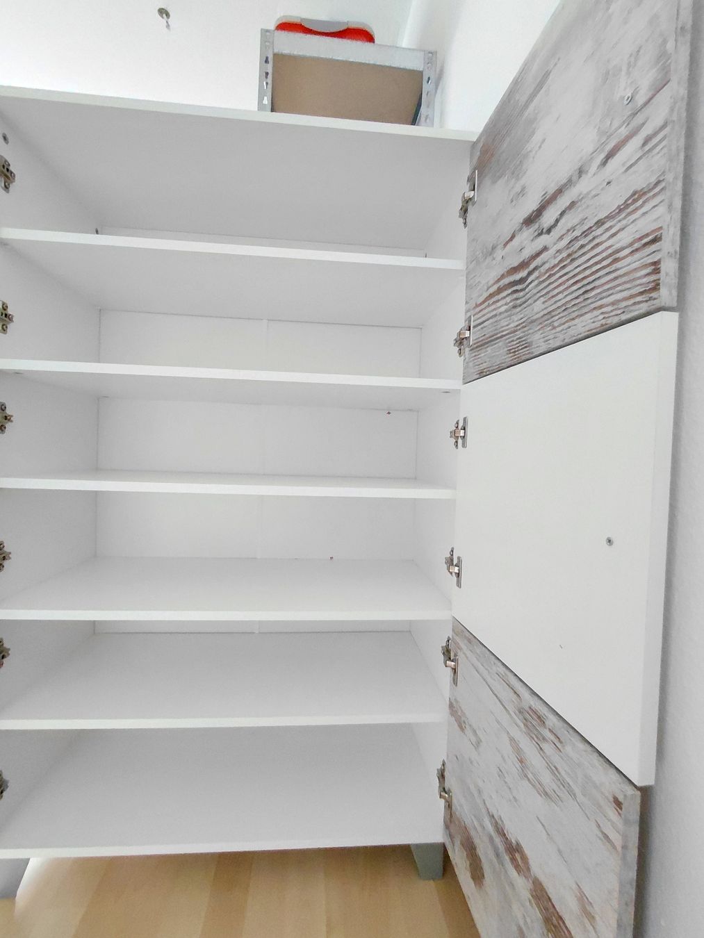 Schränke: Weißer Schrank im rustikal-schicken Stil – Gebraucht aus Turbenthal von apr_h7z2 2