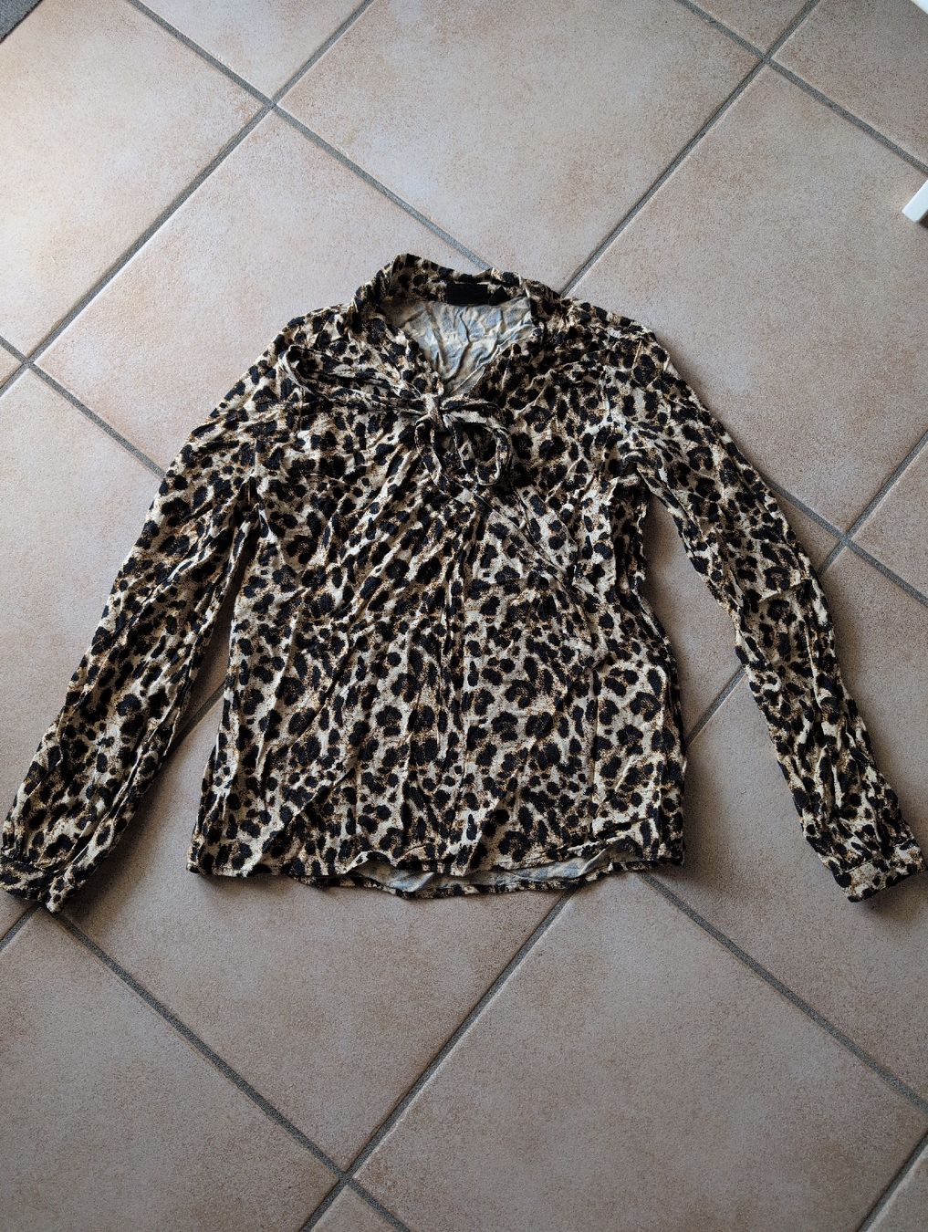 Camicette: Bluse leoprint XS mit Schluppe – Usato da Unterlunkhofen venduto da SophieS.