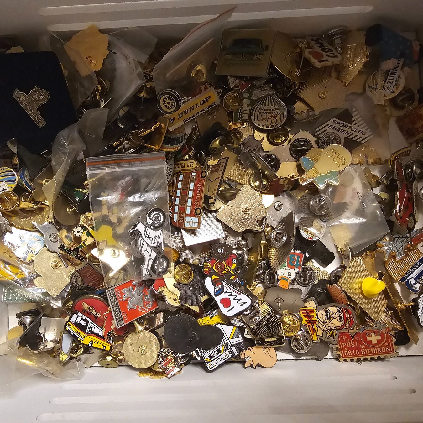 Placchette & Badge: 100 stück pin sammlung lot – Usato da wolfhalden venduto da 46464646 3