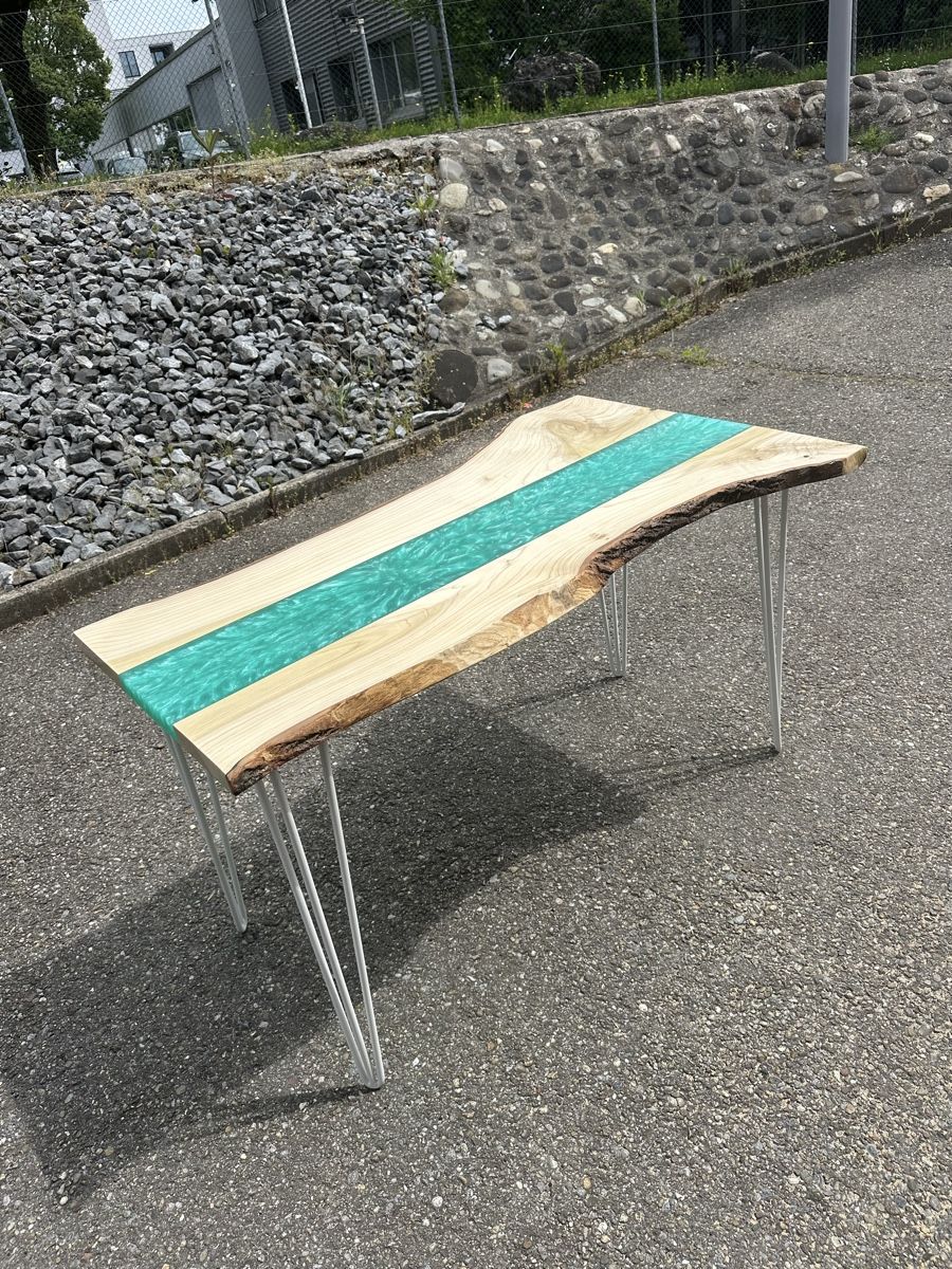 Tische: Esstisch Schweizer Tulpenholz mit Epoxy grün. – Neu (gemäss Beschreibung) aus Zürich von stefano29482