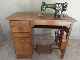 Nähmaschine Bernina KL 117 Zickzack mit Tretmöbel/Zubehör