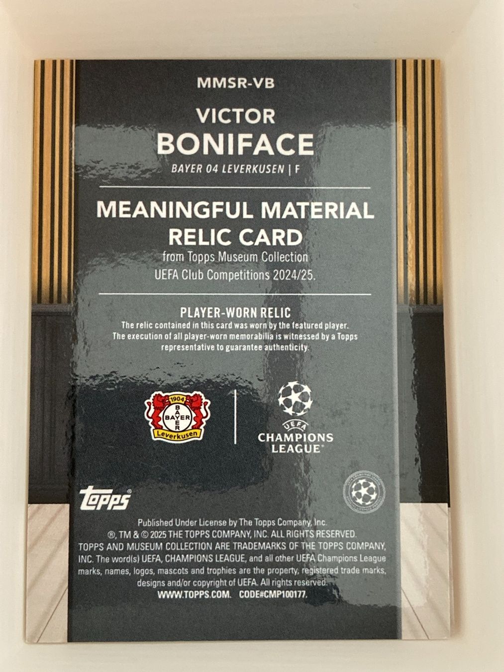 Topps Carte collezionabili: Topps Museum UEFA 24-25 - Victor Boniface Patch /199 – Usato da La Tour-de-Peilz venduto da Tyalos_Cards 1