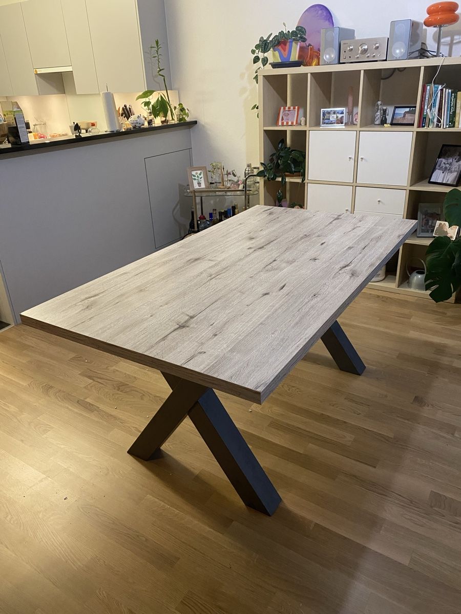 Tavoli: Dining Table with Stylish Legs – Usato da Basel venduto da christine.duerr 2