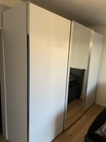 Schwebetürenschrank mit Spiegel