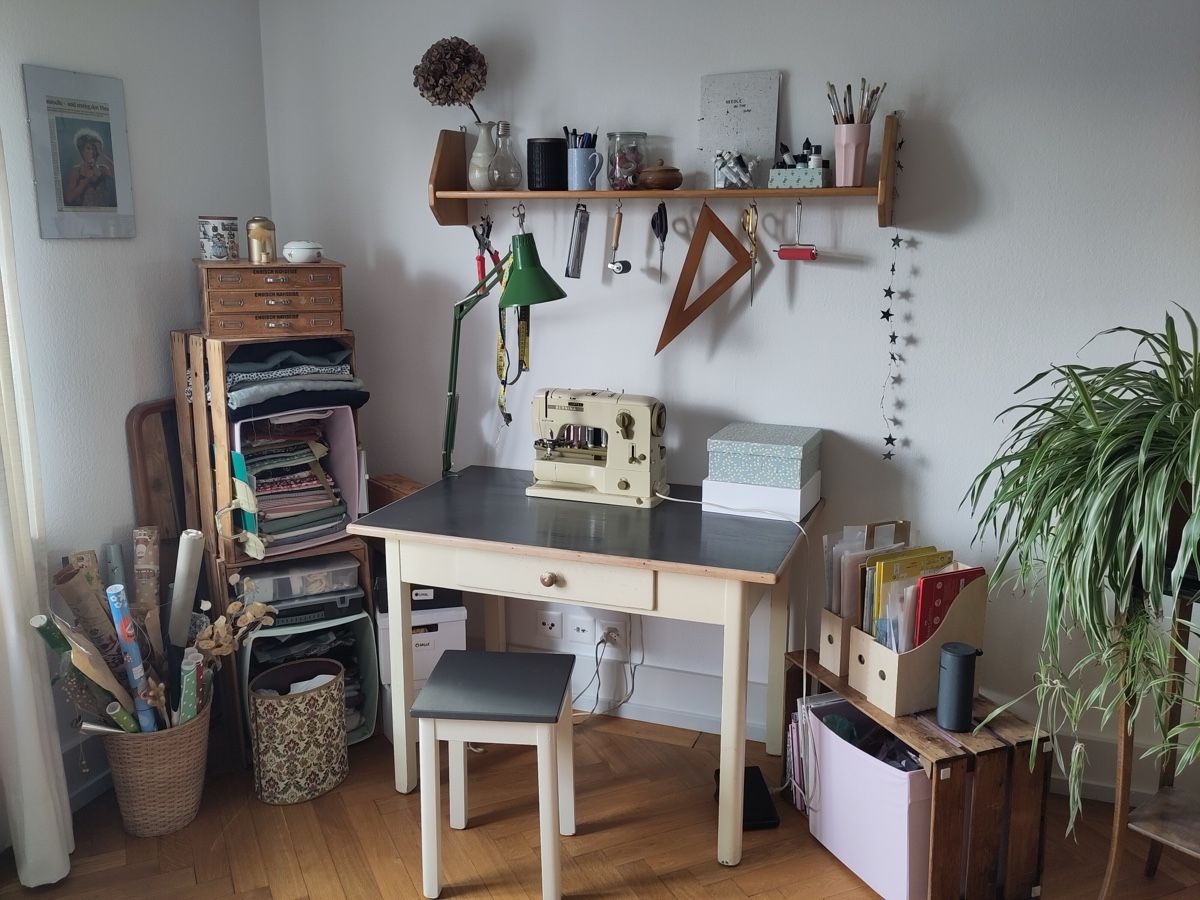 Tables: Alter Holztisch mit Hocker  – D'occasion à Bern par achri