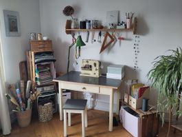Alter Holztisch mit Hocker 