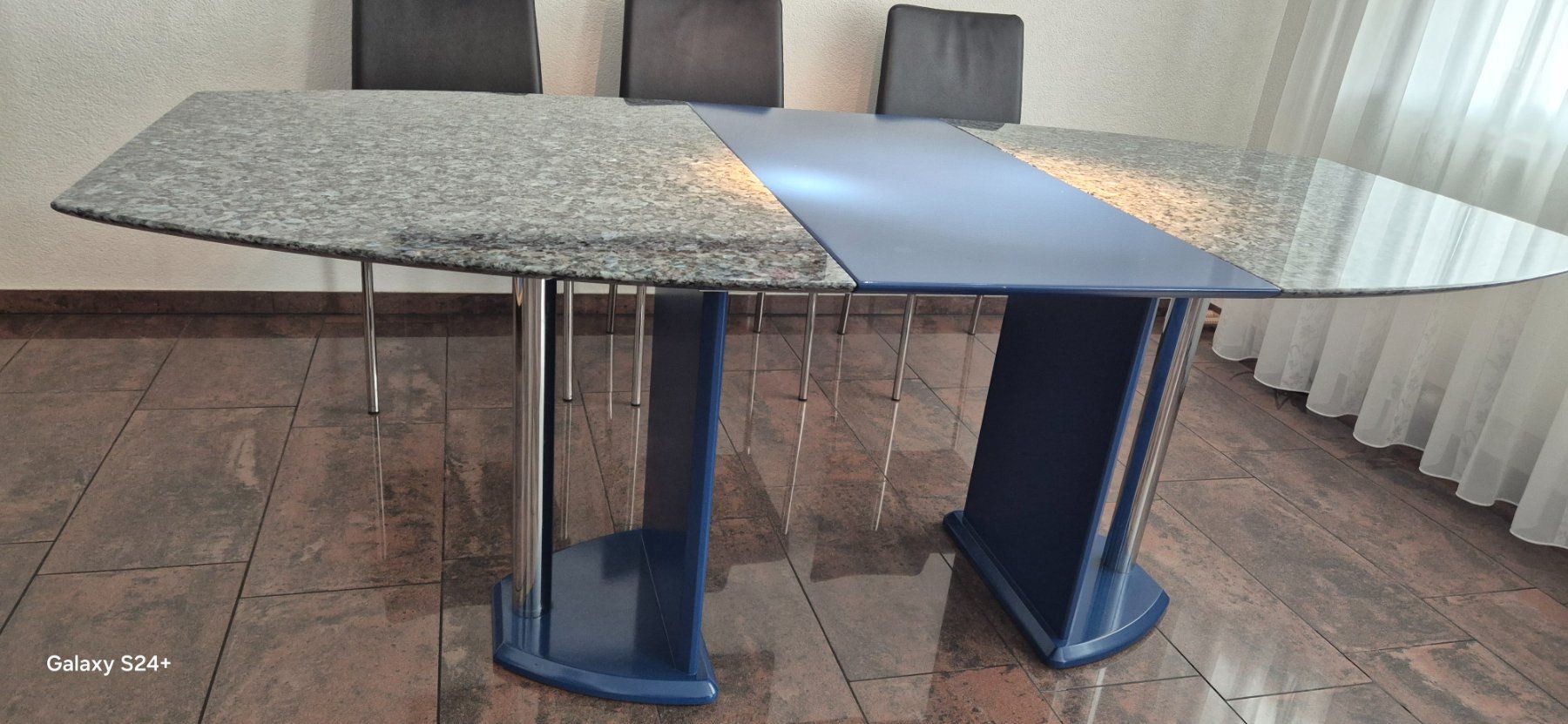Tables: Esstisch und 6 Lederstühle – D'occasion à Schaffhausen par MPUSIC