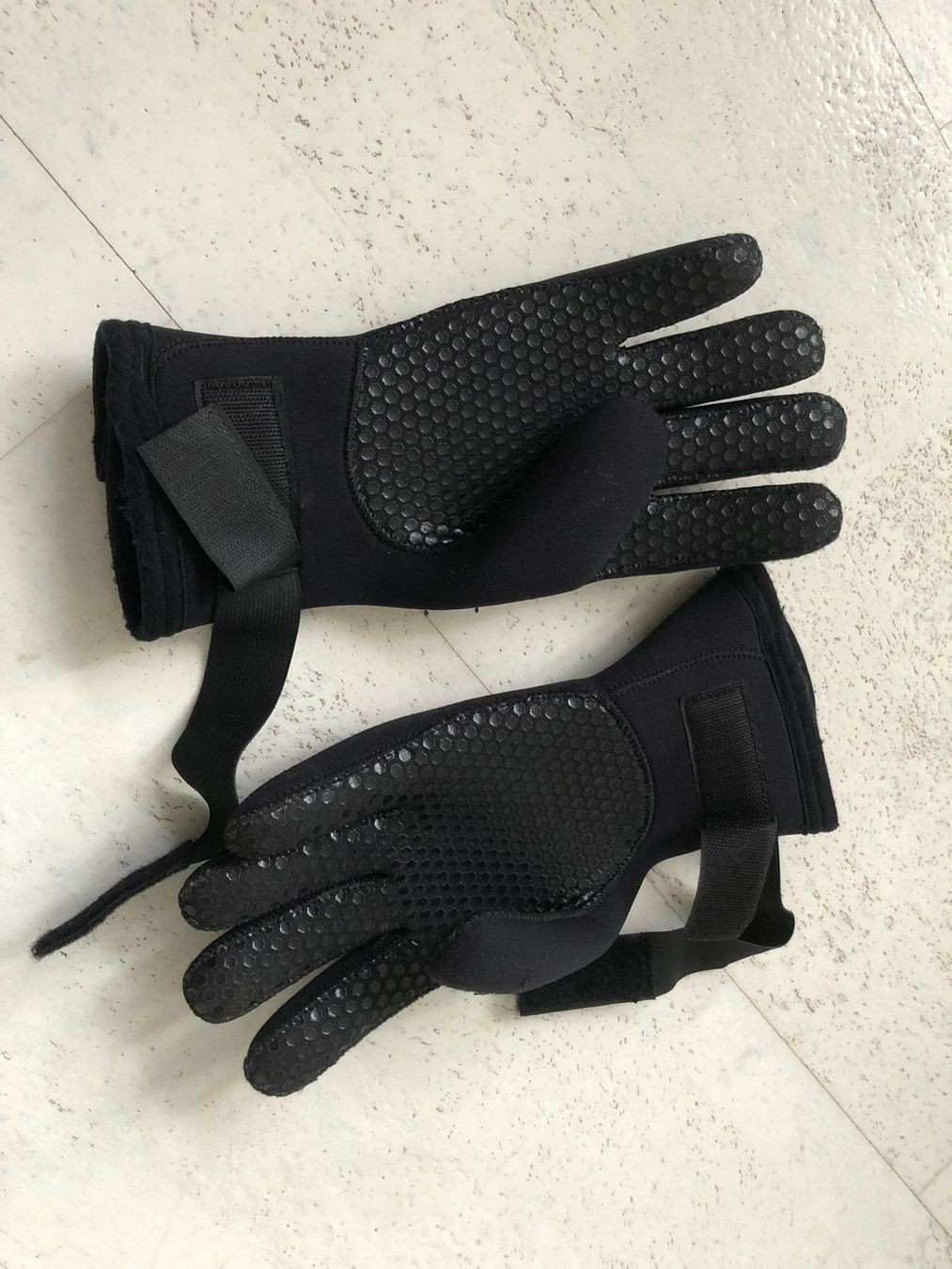 Sonstige Accessoires für Herren: Neoprenhandschuhe Grösse L – Gebraucht aus Schwyz von lea_haefliger 2