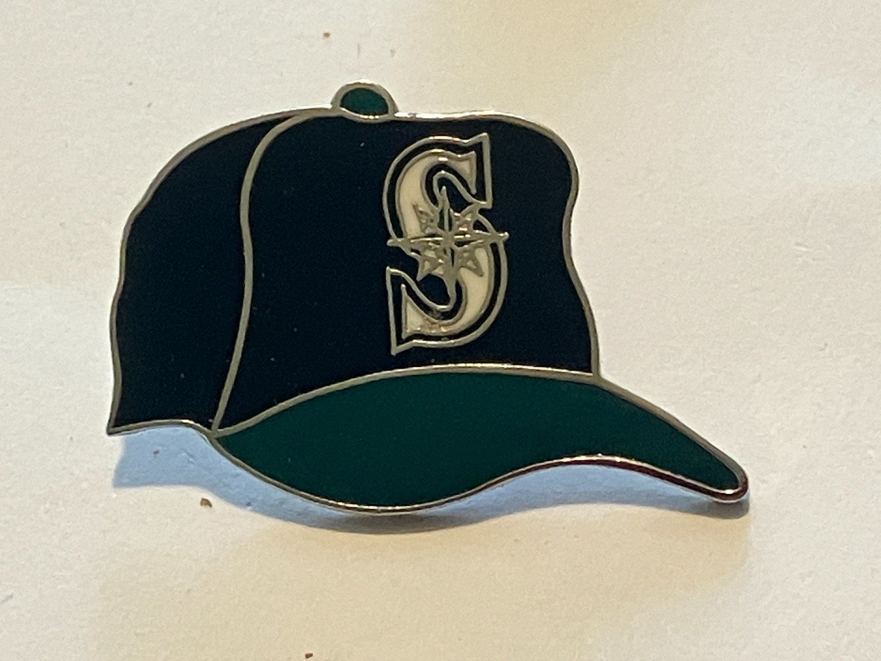 Placchette & Badge: 1 Pin Seattle Mariners Cap – Usato da Basel venduto da djwwpp