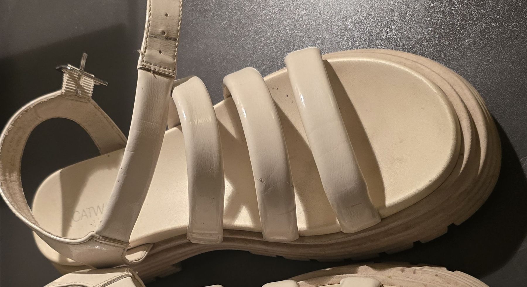 Scarpe da donna: Catwalk Sandals Platform Beige Used Condition – Usato da Lausanne venduto da b_r_6z5f