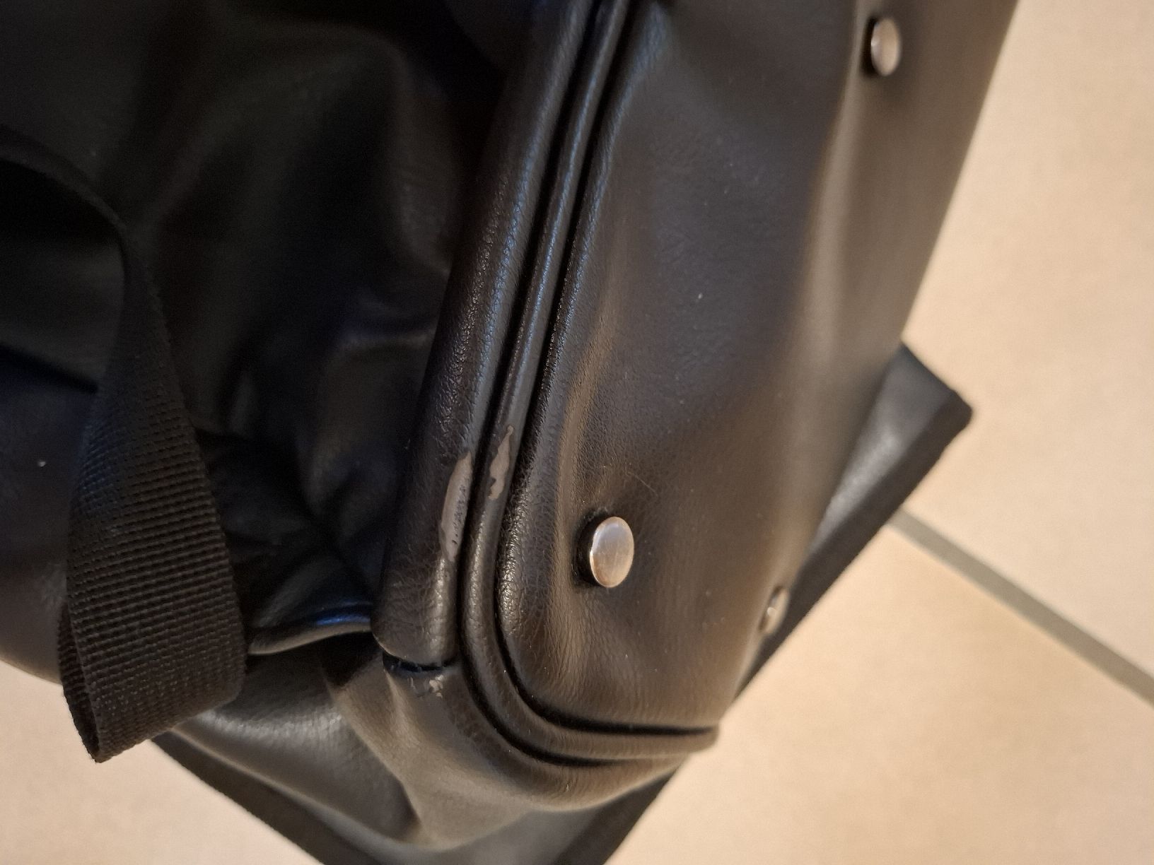 Rucksäcke: Schwarzer Wickelrucksack, Kunstleder, geräumig! – Gebraucht aus Lütisburg von amerika123 6
