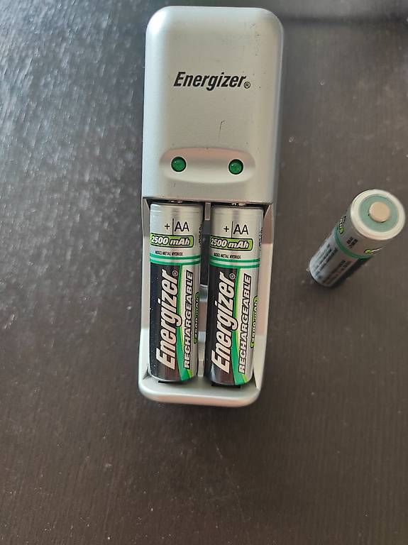 Caricatori & Batterie: Chargeur de piles Energizer + 3 piles rechargeables AA – Usato da Genève venduto da sop_kbp2