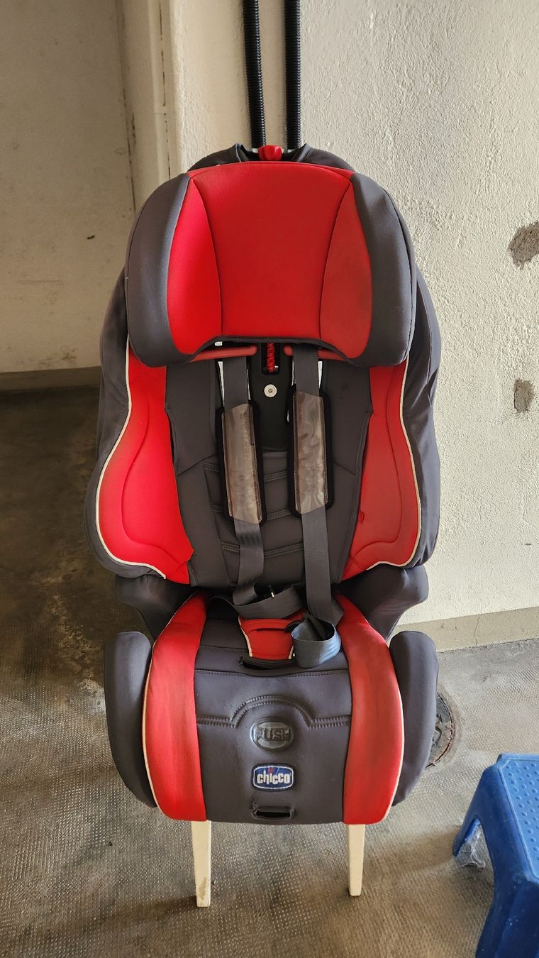 Chicco Seggiolini per auto: Kindersitz Chicco 9-36 Kg – Usato da Neuchâtel venduto da Rose_mint