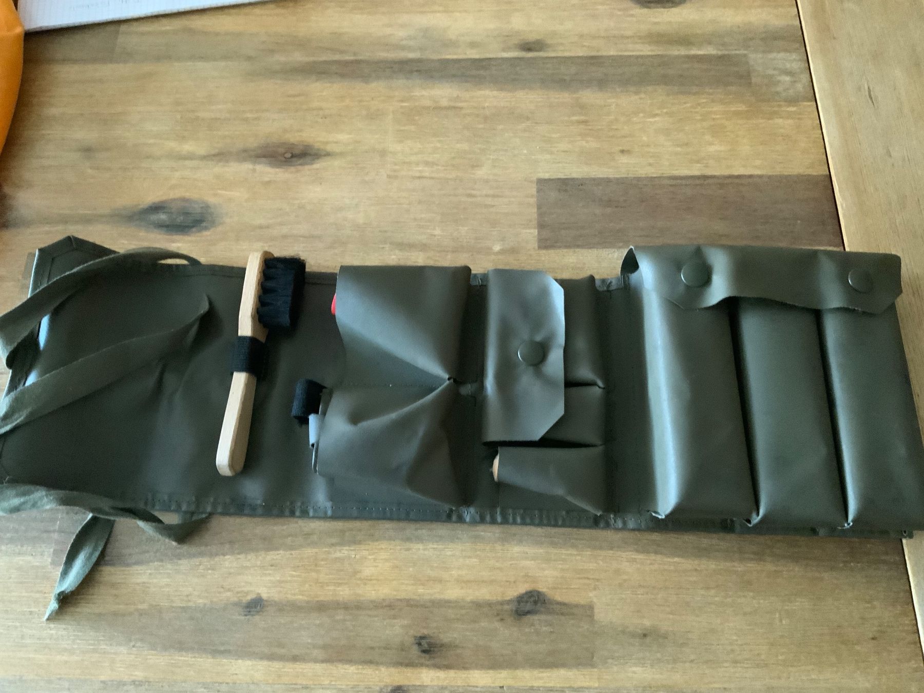 Schweizer Armee Prodotti di pulizia: Originales Schweizer Armeeset zur Schuhpflege – Usato da Schübelbach venduto da Hecht11. 3