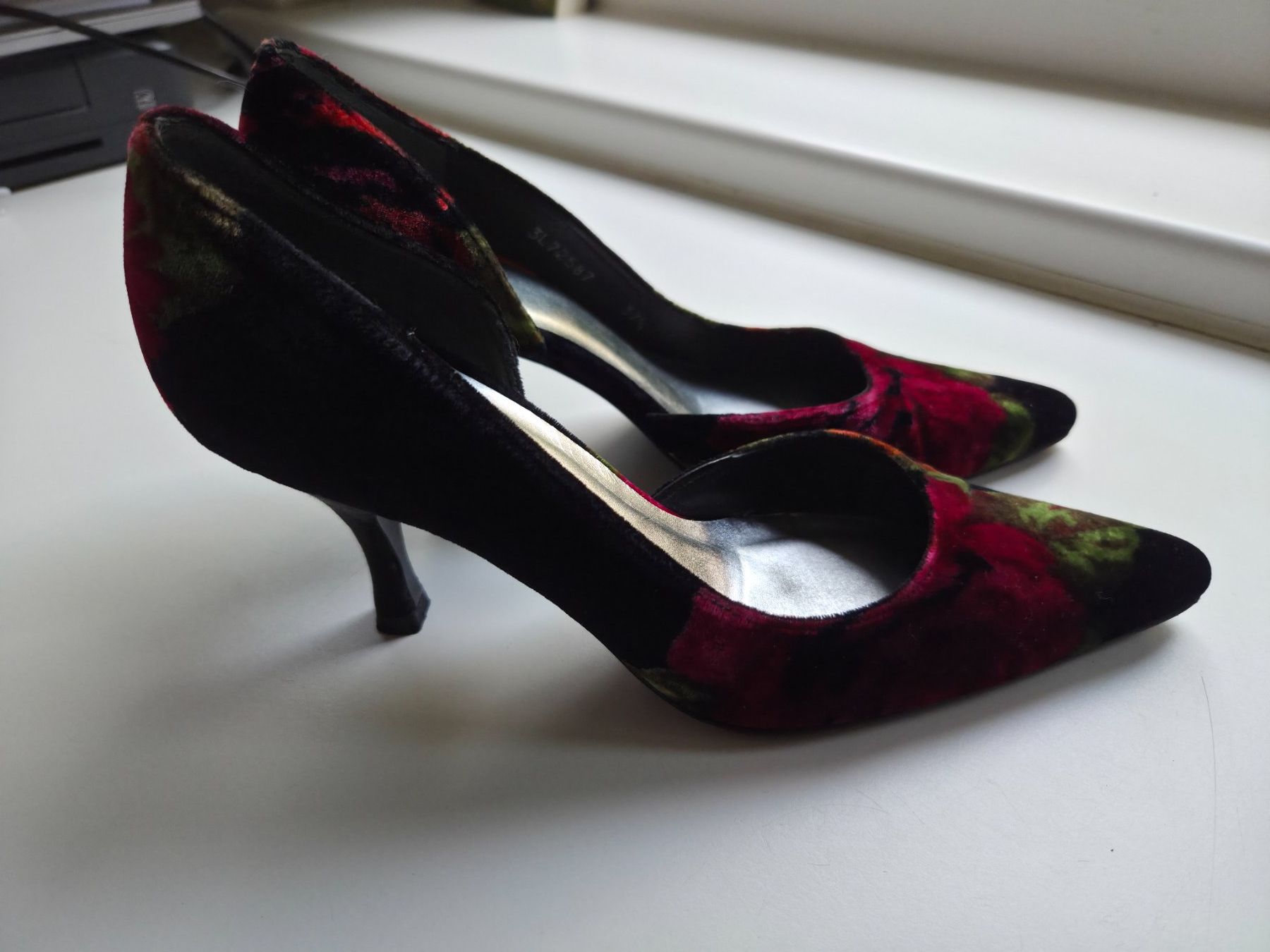 Stuart Weitzman Damenschuhe: Stuart Weitzman Velvet Pumps 37.5 🌹✨ – Gebraucht aus Zürich von ant_m569