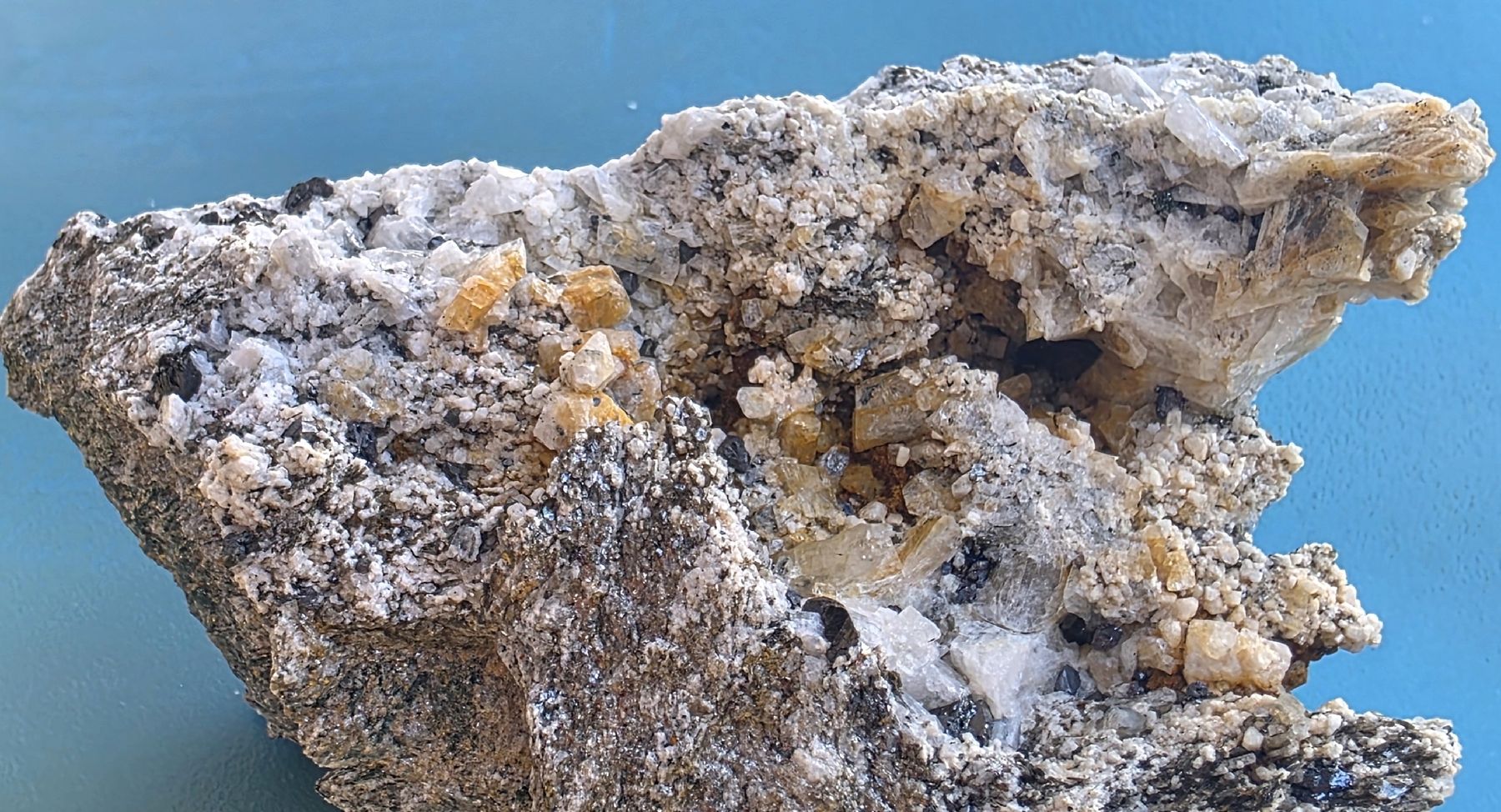 Minerali & Pietre curative: Mineralien in der Zerrkluft. Magnetit, Periklin, Albit – Usato da Glis venduto da nbu_65ys