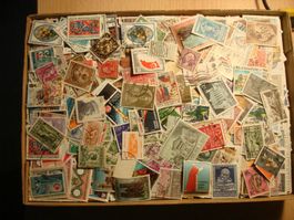 800 gr. abgelöste Briefmarken von uralt bis neu, weltweit