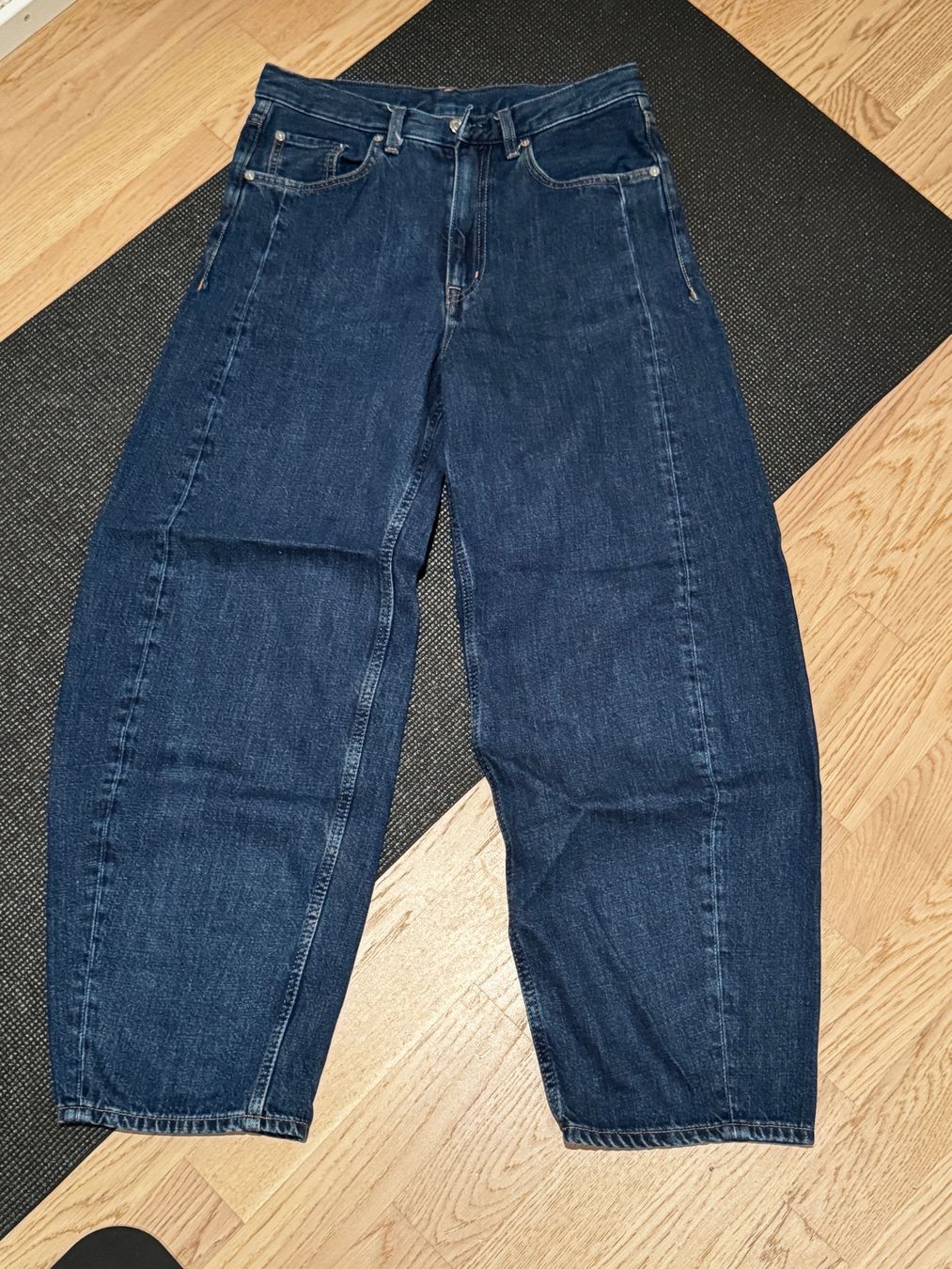 Arket Jeans: Damen Arket Bloom Barrel Jeans – Usato da Meilen venduto da Emma_321 2