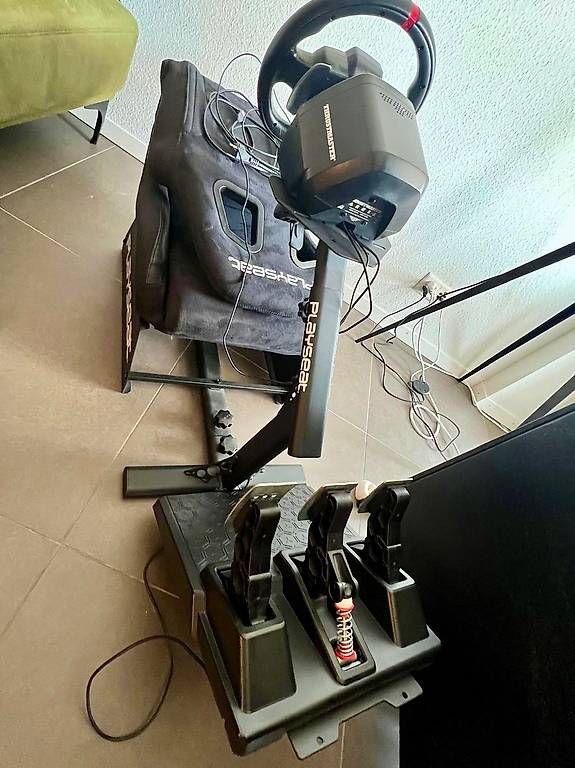 Thrustmaster Manettes: Gaming-Lenkrad mit Halterung und Sitzt – D'occasion à Zug par tir_r2nd 3