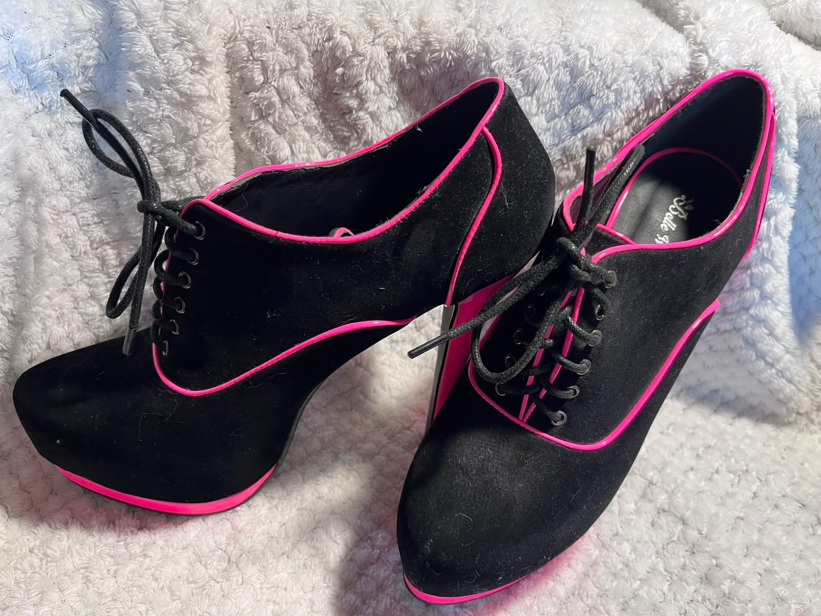 Damenschuhe: High Heels in Schwarz/Pink – Gebraucht aus Flüelen von Raubkatze-Achilles 1