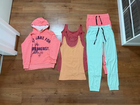 6x Women’s Loungewear Bundle XS/S – Hoodie, 3 T-Tops & 2 Lgs
