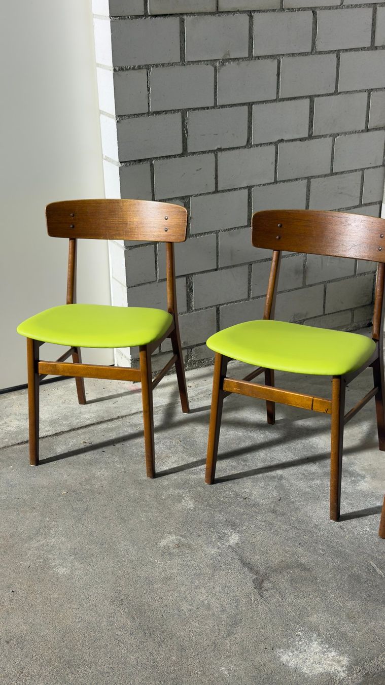 Sedie: Set aus vier Mid-Century-Modern-Esszimmerstühlen – Usato da Zürich venduto da Hedwig-steig 6
