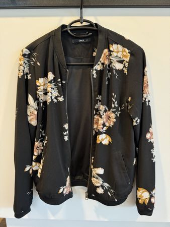 Veste légère à fleurs ONLY t. 34 idéale pour le printemps!