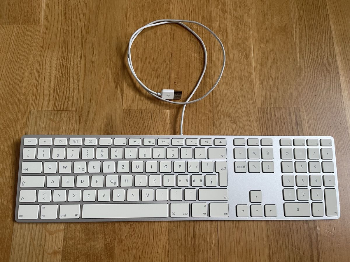 Apple Tastaturen: Apple Mac Tastatur Keyboard Model A1243 CH Layout – Gebraucht aus Oberkirch LU von obsven