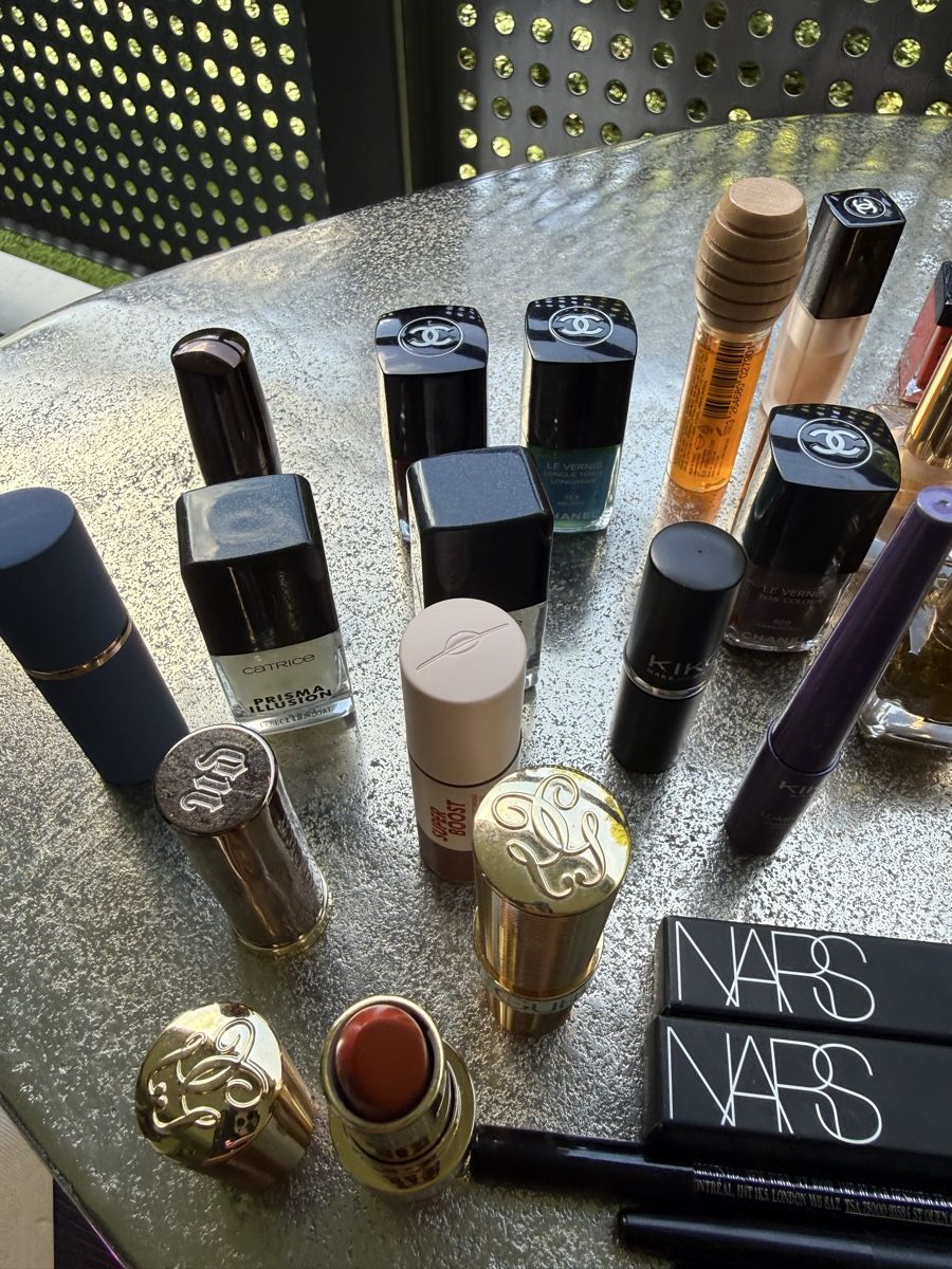 Make-up: Make-up assortment assorted brands variety of items – Usato da Zürich venduto da pinish