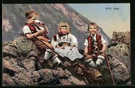 Kinder in Schweizer Trachten bei einer R