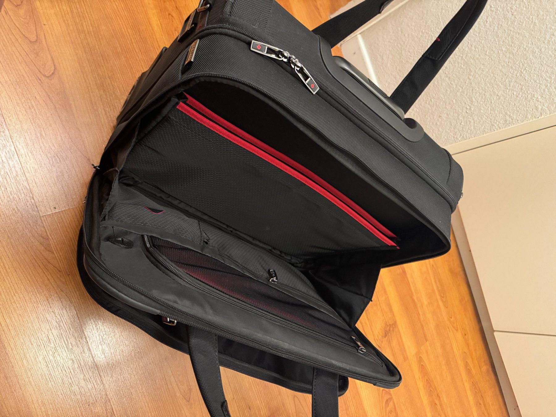 Samsonite Valigie: Samsonite PRO-DLX 5 Laptop Briefcase with Wheels – Usato da Brugg AG venduto da orvel 5