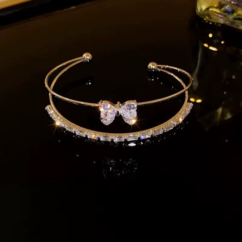 Bracciali & Braccialetti: Bracelet Jonc Doré avec Noeud Papillon – Nuovo e nell'imballaggio originale da St-Maurice venduto da Sandrinette123