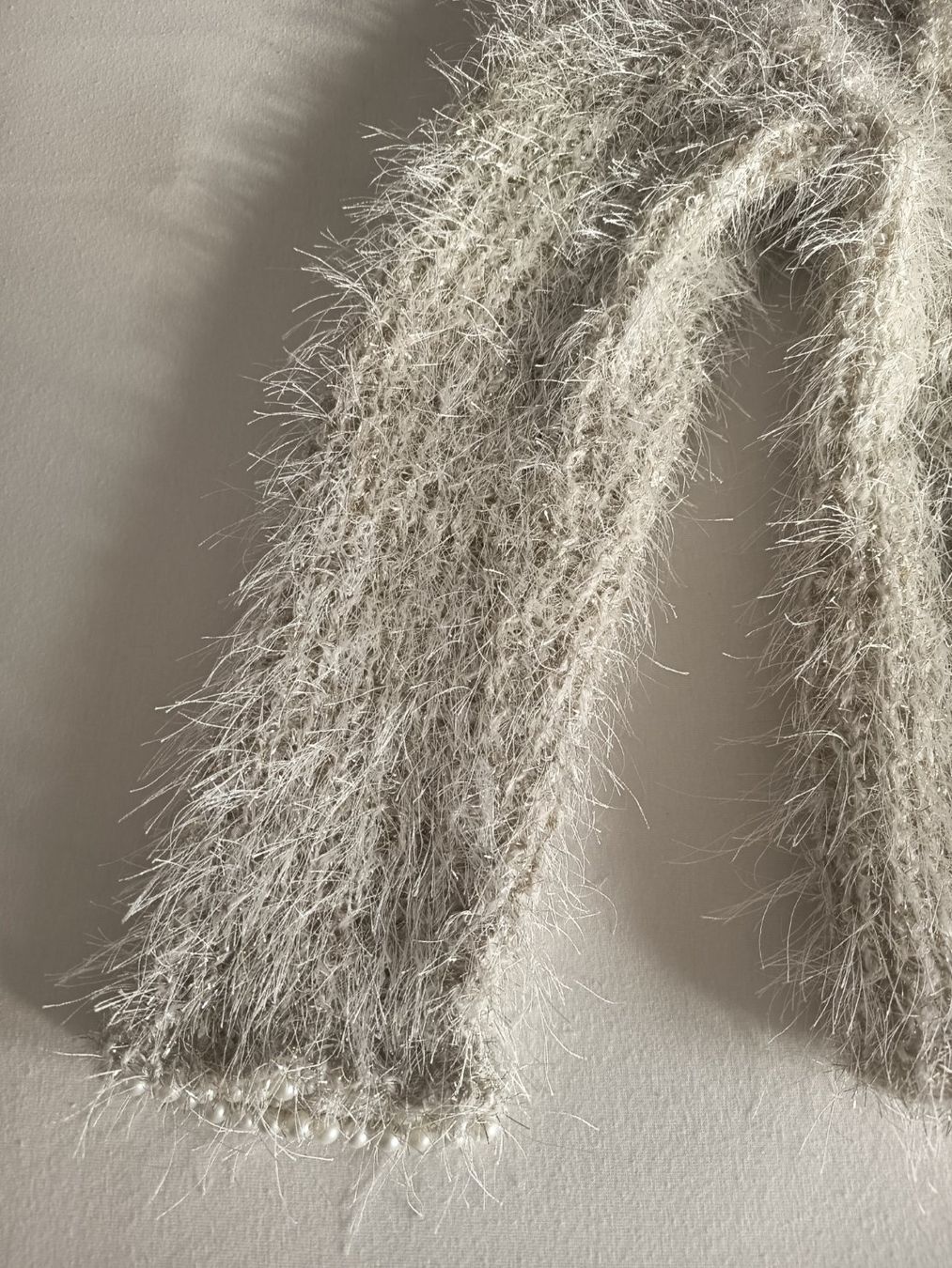 Giacche: Flauschige Strickjacke mit Perlen hellgrau mit siberfäden L – Nuovo (secondo la descrizione) da Rümlang venduto da Cat-Judy 8