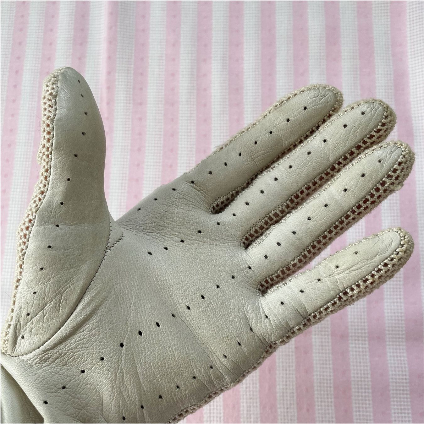 Guanti & manicotti: Handschuhe hellbeige Leder 7.5 mit Löchlimuster VINTAGE 60s – Usato da Brüttisellen venduto da Buxus 4