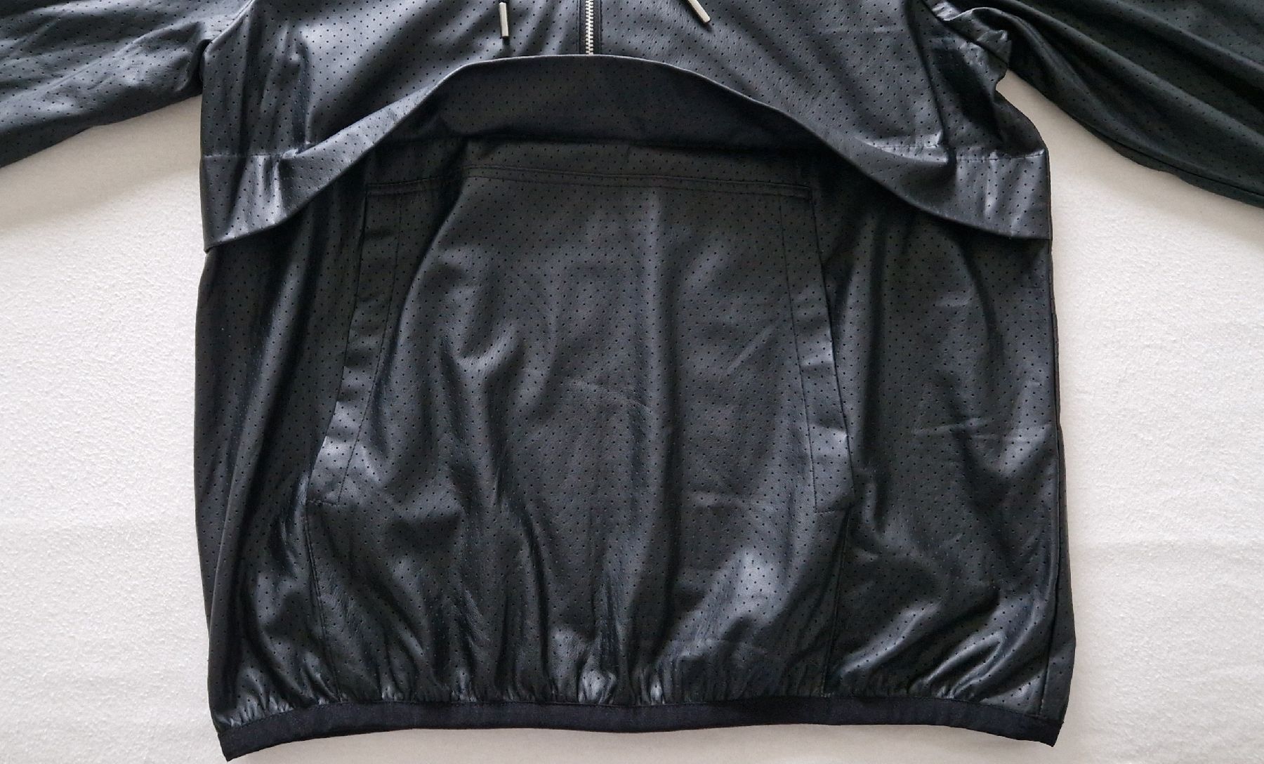 Zara Maglioni & Felpe: ZARA Schwarzes Sweatshirt mit Lederoptik, Gr. S – Usato da Allschwil venduto da merve_g 8