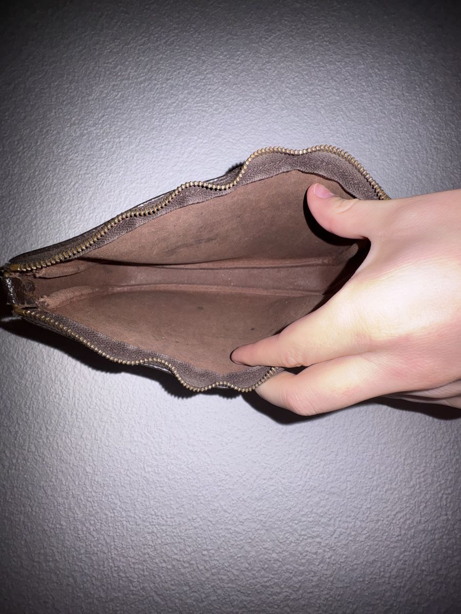 Louis Vuitton Sacs femmes: Louis Vuitton Pochette Accessoires Monogram – D'occasion à Kilchberg ZH par kat_9zlr 4
