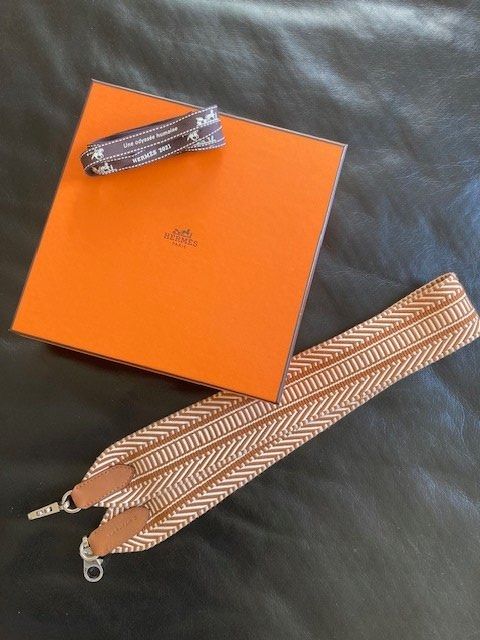 Hermès Altro in  Abbigliamento & Accessori: HERMES SANGLE ZIGZAG TASCHENGURT, GOLD/BLANC, TOP MIT OVP – Nuovo (secondo la descrizione) da Zürich venduto da elegantissima